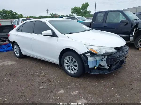 4T1BF1FK0HU350685 2017 TOYOTA CAMRY - Image 1