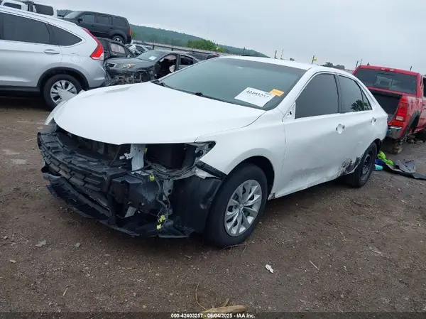 4T1BF1FK0HU350685 2017 TOYOTA CAMRY - Image 2