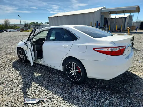 4T1BF1FK0HU364943 2017 TOYOTA CAMRY - Image 2
