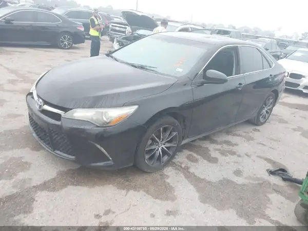 4T1BF1FK0HU372976 2017 TOYOTA CAMRY - Image 2
