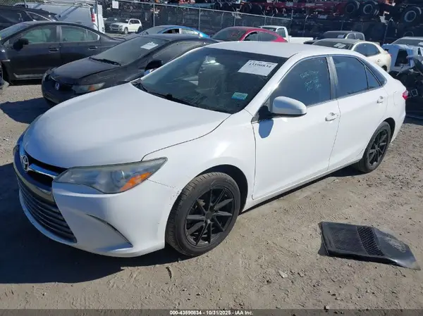 4T1BF1FK0HU393343 2017 TOYOTA CAMRY - Image 2