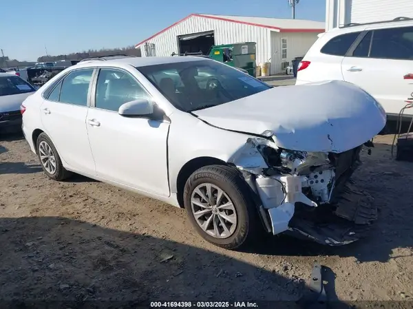 4T1BF1FK0HU393472 2017 TOYOTA CAMRY - Image 1