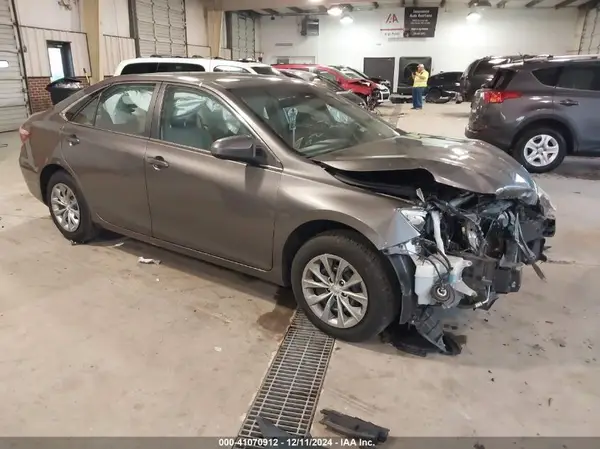 4T1BF1FK0HU400811 2017 TOYOTA CAMRY - Image 1