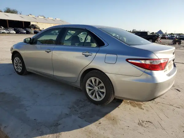 4T1BF1FK0HU404230 2017 TOYOTA CAMRY - Image 2