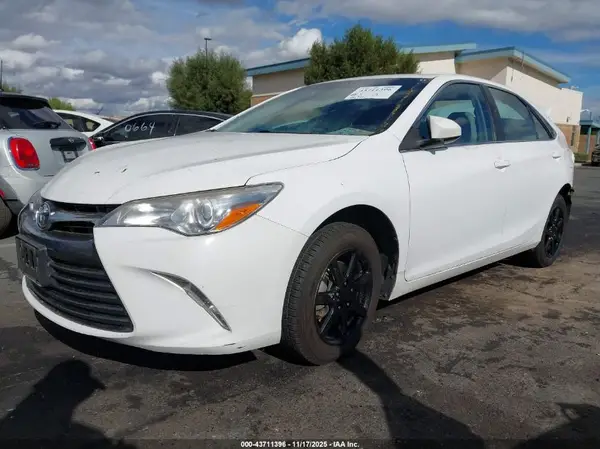 4T1BF1FK0HU408018 2017 TOYOTA CAMRY - Image 2