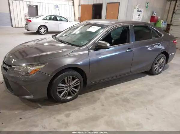 4T1BF1FK0HU425580 2017 TOYOTA CAMRY - Image 2