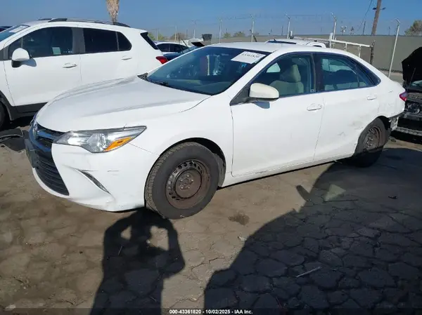 4T1BF1FK0HU425823 2017 TOYOTA CAMRY - Image 2