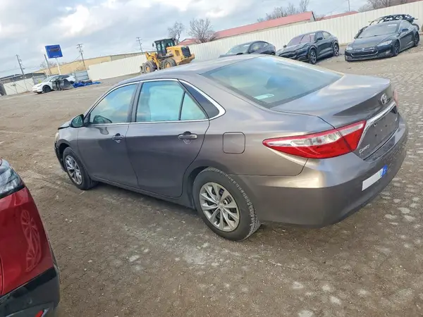 4T1BF1FK0HU444923 2017 TOYOTA CAMRY - Image 2