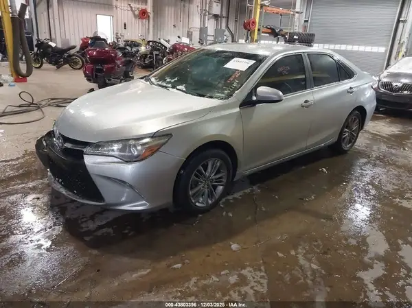 4T1BF1FK0HU450608 2017 TOYOTA CAMRY - Image 2
