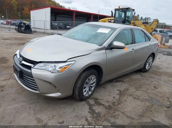 4T1BF1FK0HU621065 2017 TOYOTA CAMRY - Image 2