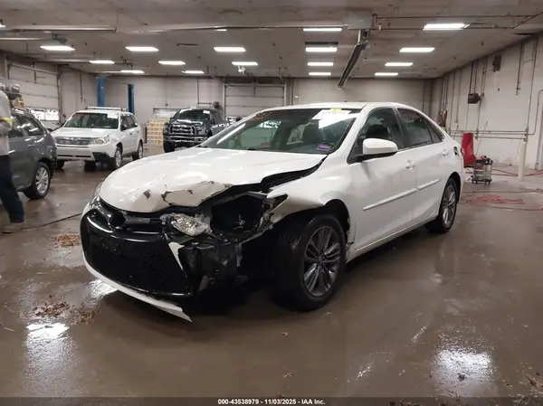 4T1BF1FK0HU628520 2017 TOYOTA CAMRY - Image 2
