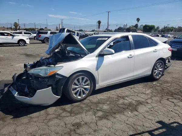 4T1BF1FK0HU640764 2017 TOYOTA CAMRY - Image 1