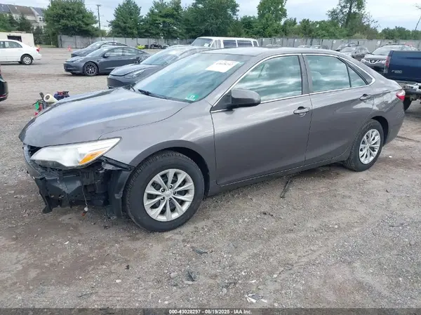 4T1BF1FK0HU642109 2017 TOYOTA CAMRY - Image 2