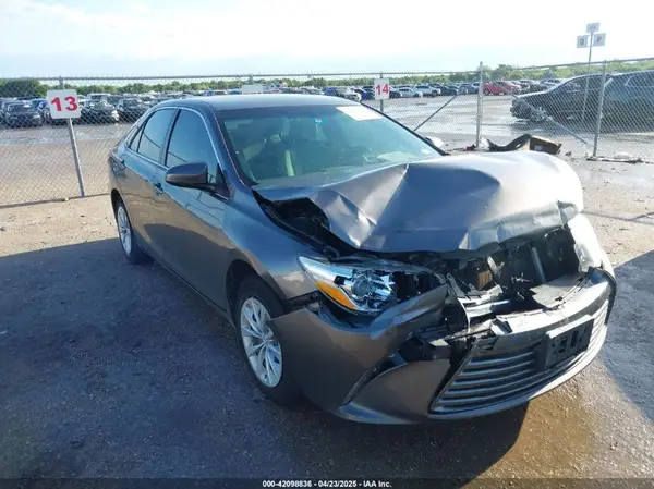 4T1BF1FK0HU648153 2017 TOYOTA CAMRY - Image 1