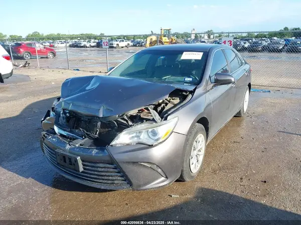4T1BF1FK0HU648153 2017 TOYOTA CAMRY - Image 2