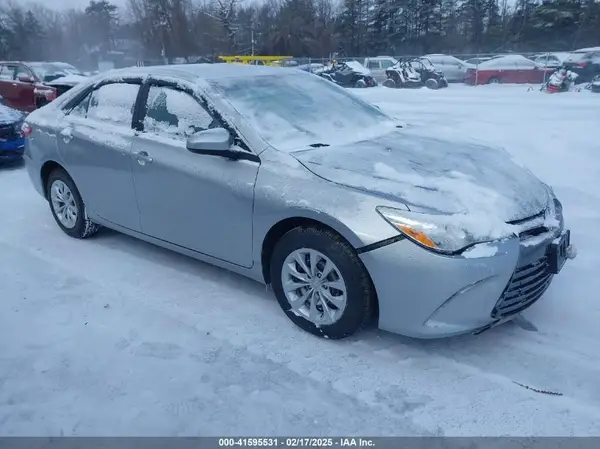 4T1BF1FK0HU651375 2017 TOYOTA CAMRY - Image 1