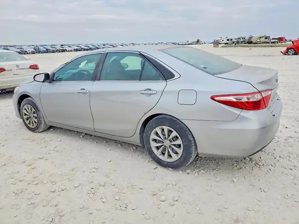 4T1BF1FK0HU653644 2017 TOYOTA CAMRY - Image 2