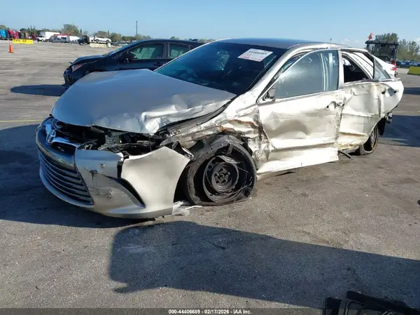 4T1BF1FK0HU660769 2017 TOYOTA CAMRY - Image 2