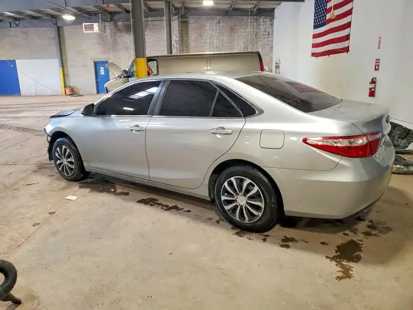 4T1BF1FK0HU685722 2017 TOYOTA CAMRY - Image 2