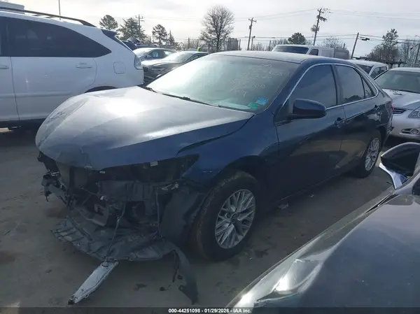4T1BF1FK0HU687700 2017 TOYOTA CAMRY - Image 2
