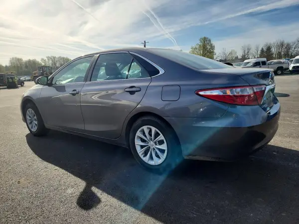 4T1BF1FK0HU698647 2017 TOYOTA CAMRY - Image 2