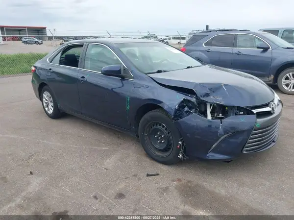 4T1BF1FK0HU701093 2017 TOYOTA CAMRY - Image 1