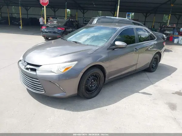 4T1BF1FK0HU701806 2017 TOYOTA CAMRY - Image 2