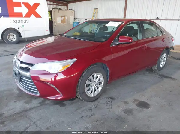 4T1BF1FK0HU715060 2017 TOYOTA CAMRY - Image 2