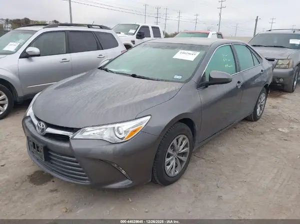 4T1BF1FK0HU715270 2017 TOYOTA CAMRY - Image 2
