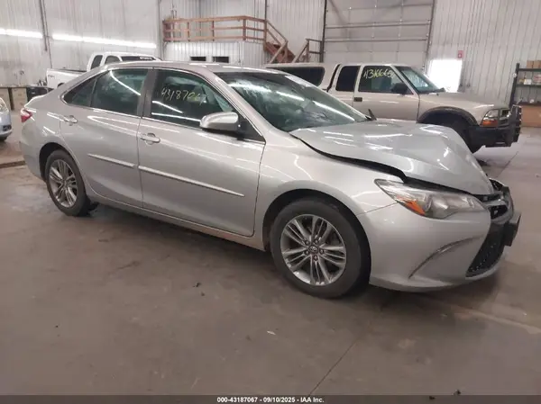 4T1BF1FK0HU717665 2017 TOYOTA CAMRY - Image 1
