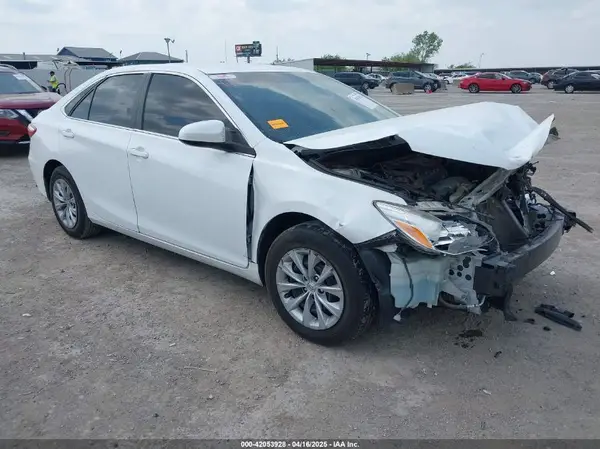 4T1BF1FK0HU733302 2017 TOYOTA CAMRY - Image 1