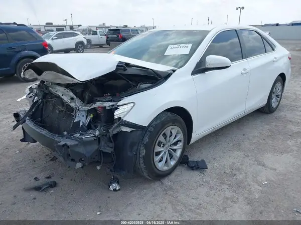 4T1BF1FK0HU733302 2017 TOYOTA CAMRY - Image 2