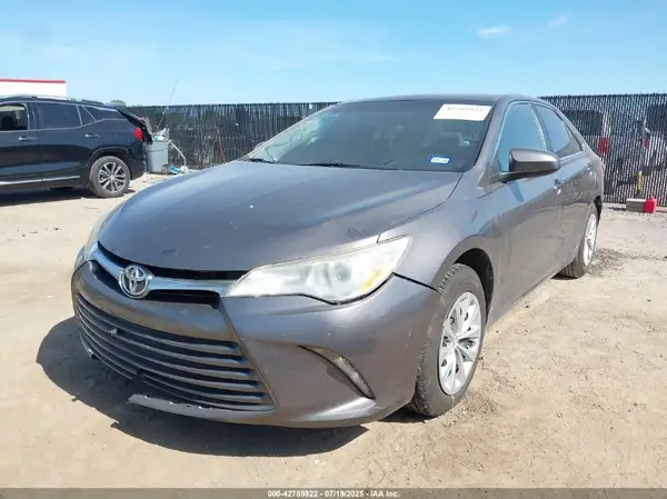 4T1BF1FK0HU738869 2017 TOYOTA CAMRY - Image 2