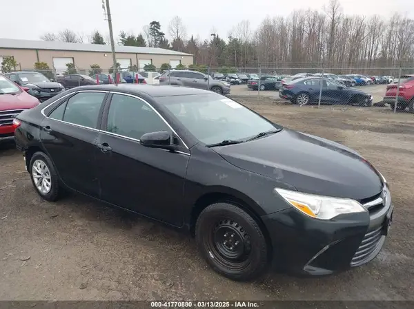 4T1BF1FK0HU739195 2017 TOYOTA CAMRY - Image 1