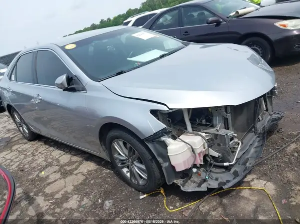 4T1BF1FK0HU758278 2017 TOYOTA CAMRY - Image 1