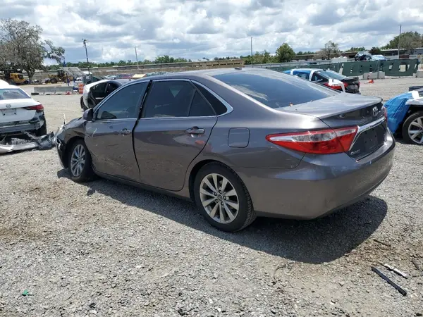 4T1BF1FK0HU767305 2017 TOYOTA CAMRY - Image 2