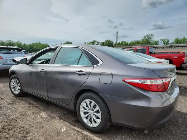 4T1BF1FK0HU768647 2017 TOYOTA CAMRY - Image 2