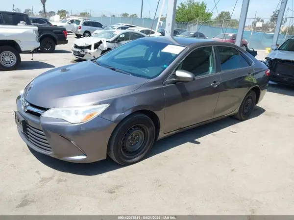 4T1BF1FK0HU770253 2017 TOYOTA CAMRY - Image 2
