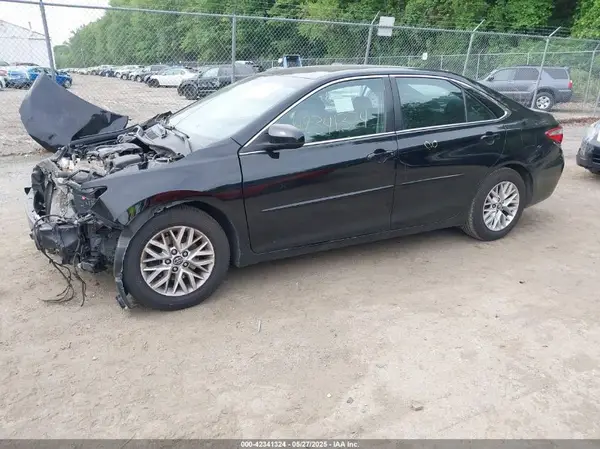 4T1BF1FK0HU800562 2017 TOYOTA CAMRY - Image 2