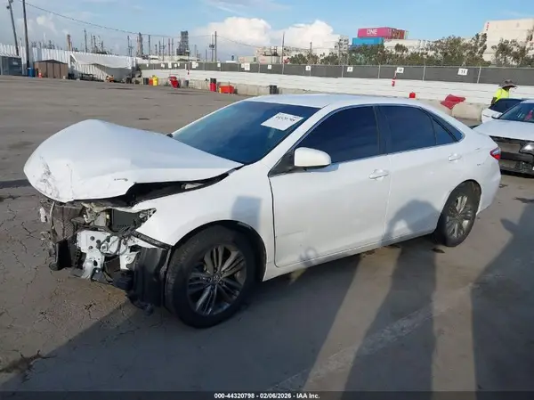 4T1BF1FK1GU162692 2016 TOYOTA CAMRY - Image 2