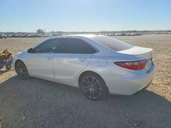 4T1BF1FK1GU178617 2016 TOYOTA CAMRY - Image 2