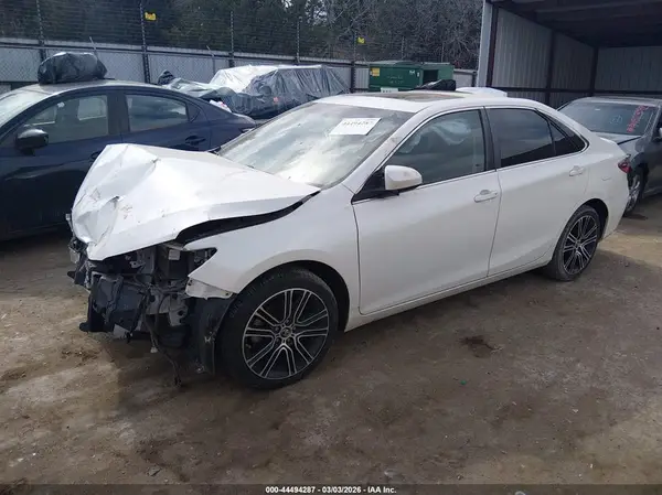 4T1BF1FK1GU180464 2016 TOYOTA CAMRY - Image 2