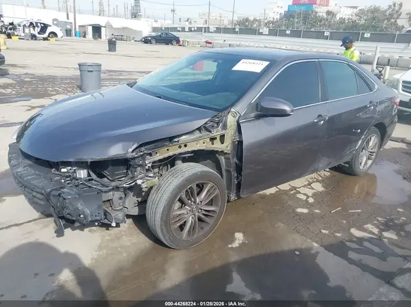 4T1BF1FK1GU205590 2016 TOYOTA CAMRY - Image 2