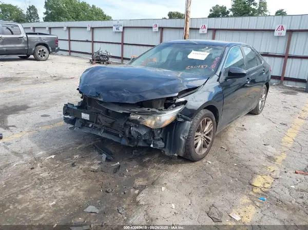 4T1BF1FK1GU250187 2016 TOYOTA CAMRY - Image 2