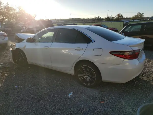 4T1BF1FK1GU504724 2016 TOYOTA CAMRY - Image 2