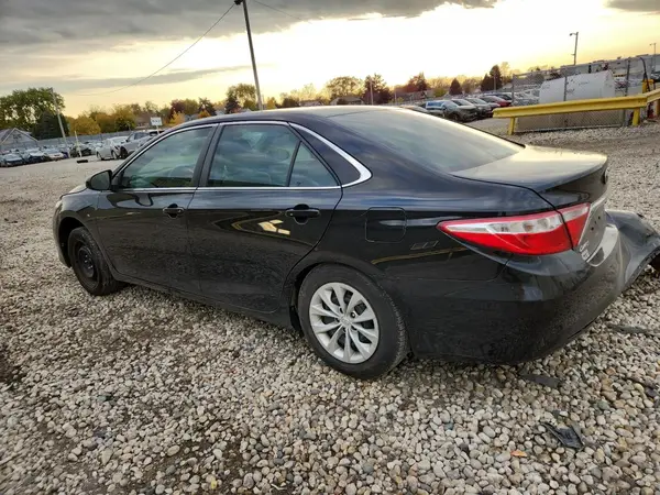 4T1BF1FK1GU526142 2016 TOYOTA CAMRY - Image 2