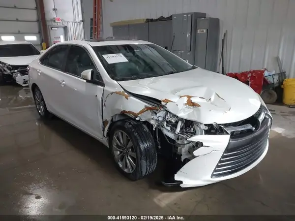 4T1BF1FK1GU601082 2016 TOYOTA CAMRY - Image 1