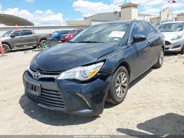 4T1BF1FK1HU268111 2017 TOYOTA CAMRY - Image 2
