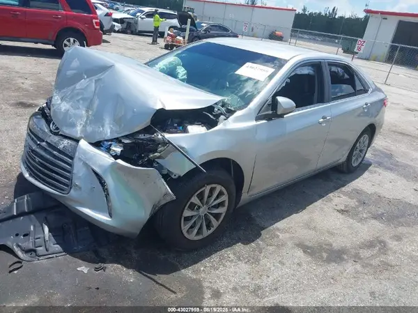4T1BF1FK1HU281070 2017 TOYOTA CAMRY - Image 2