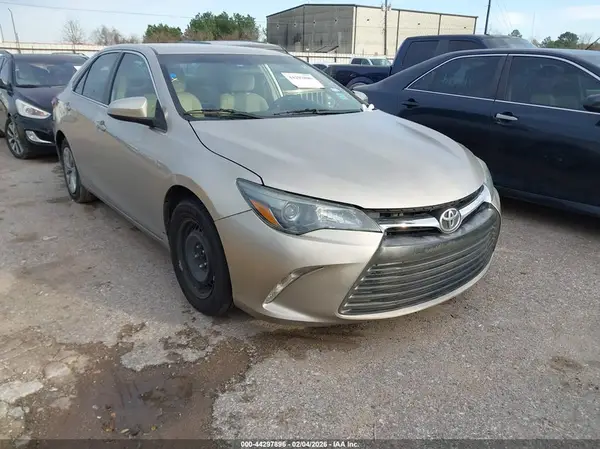 4T1BF1FK1HU300118 2017 TOYOTA CAMRY - Image 1